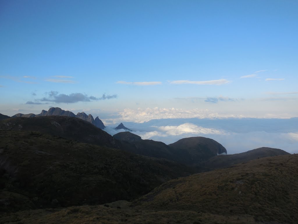 Vista, ao fundo, da Pedra do Sino by Patricio Carneiro