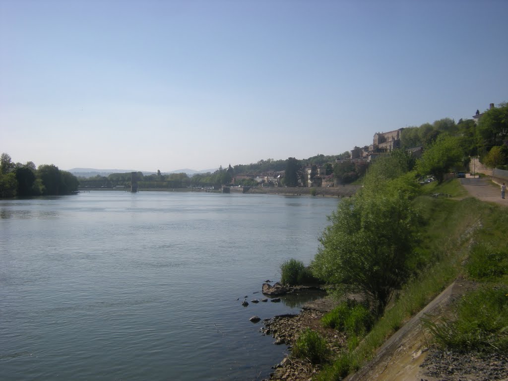 Trévoux la Saône et la cité édifiée à flanc de coteaux by Marc Lacelle