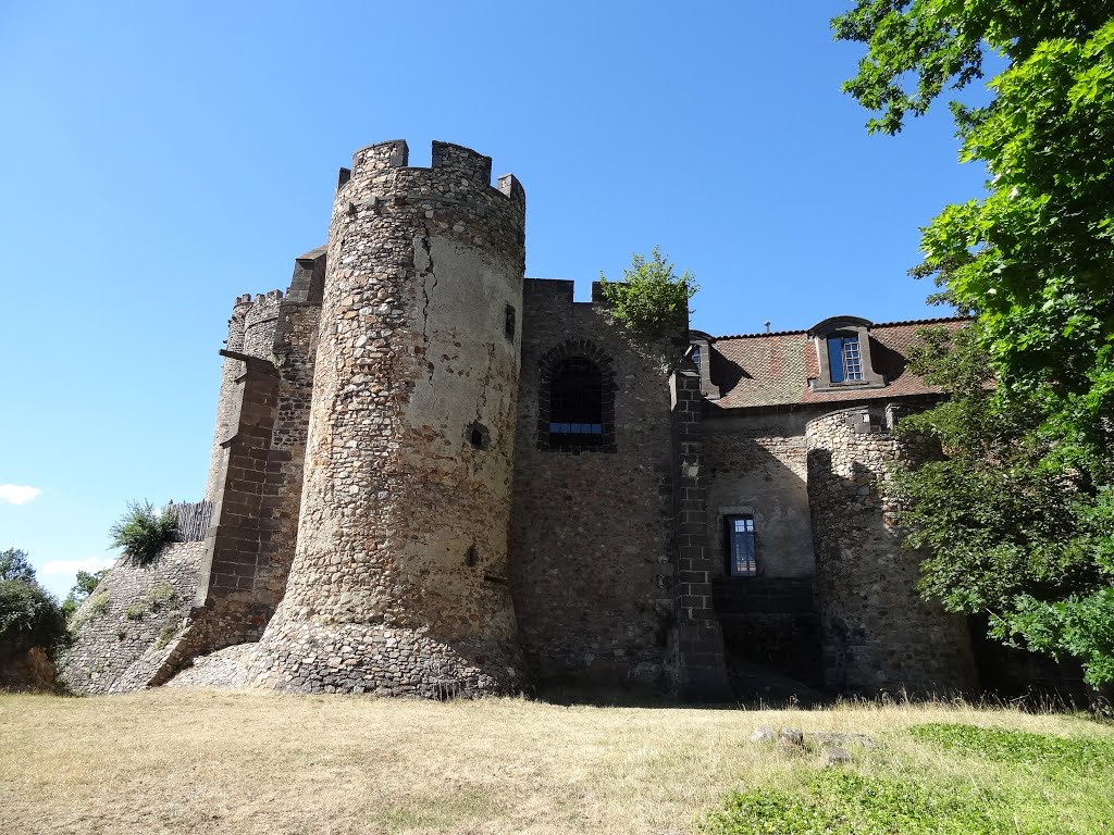 Château de CHAZERON à Loubeyrat, France by joel.herbez