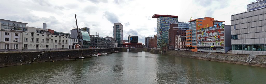 Düsseldorf Hafen by Ralph Vidal