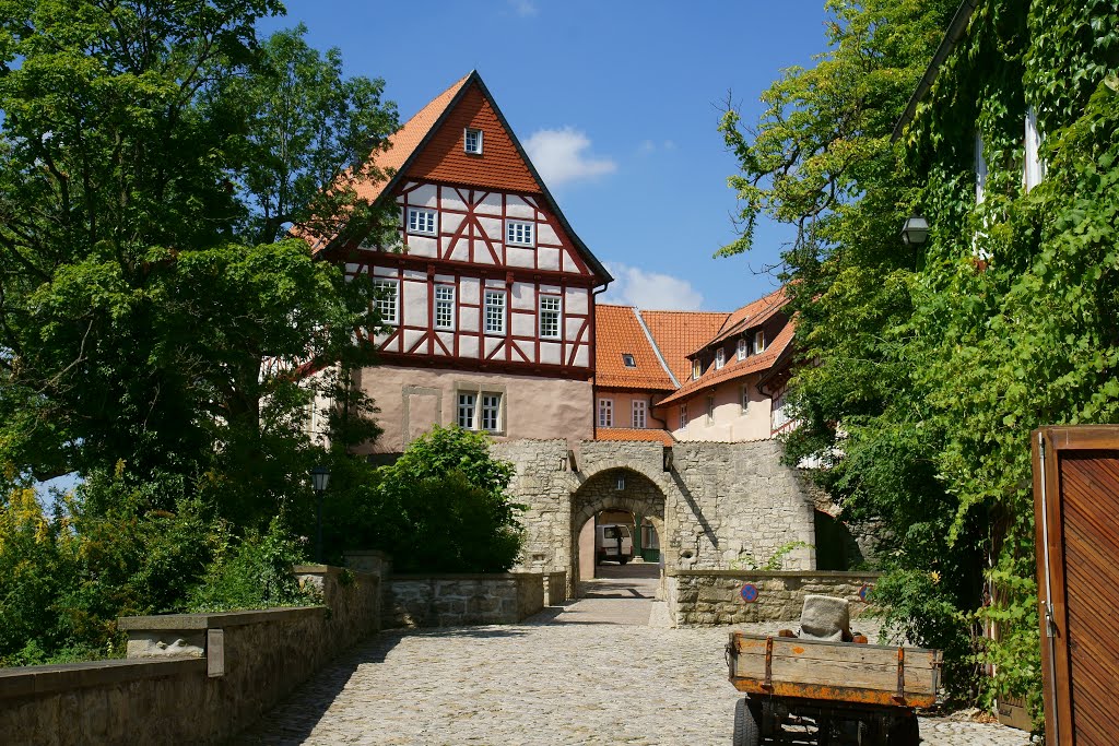 Eingangsbereich der Burg by Reinhard Menge