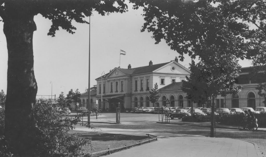 Stationsgebouw Zwolle, in 1866 ontworpen door architect Nicolaas J. Kamperdijk (1815-1887) en in 1992 gerenoveerd o.l.v. architect J.J. Garvelink. by Hans R. van der Woud…