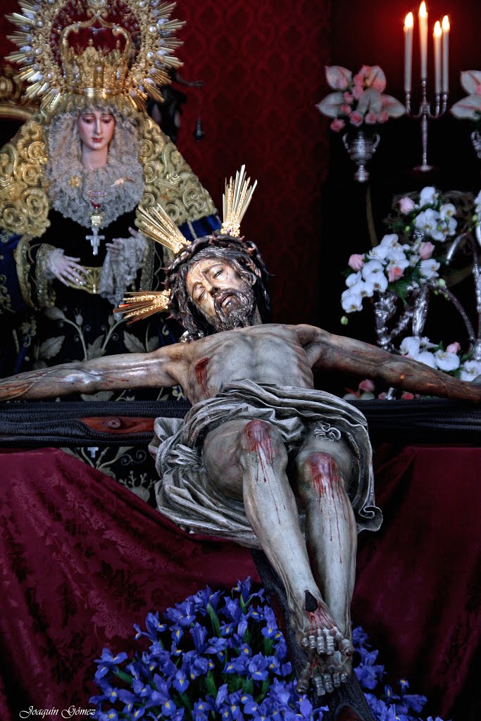 Cristo del Buen Fin expuesto en besapiés y su Madre detrás. by Joaquín Gómez