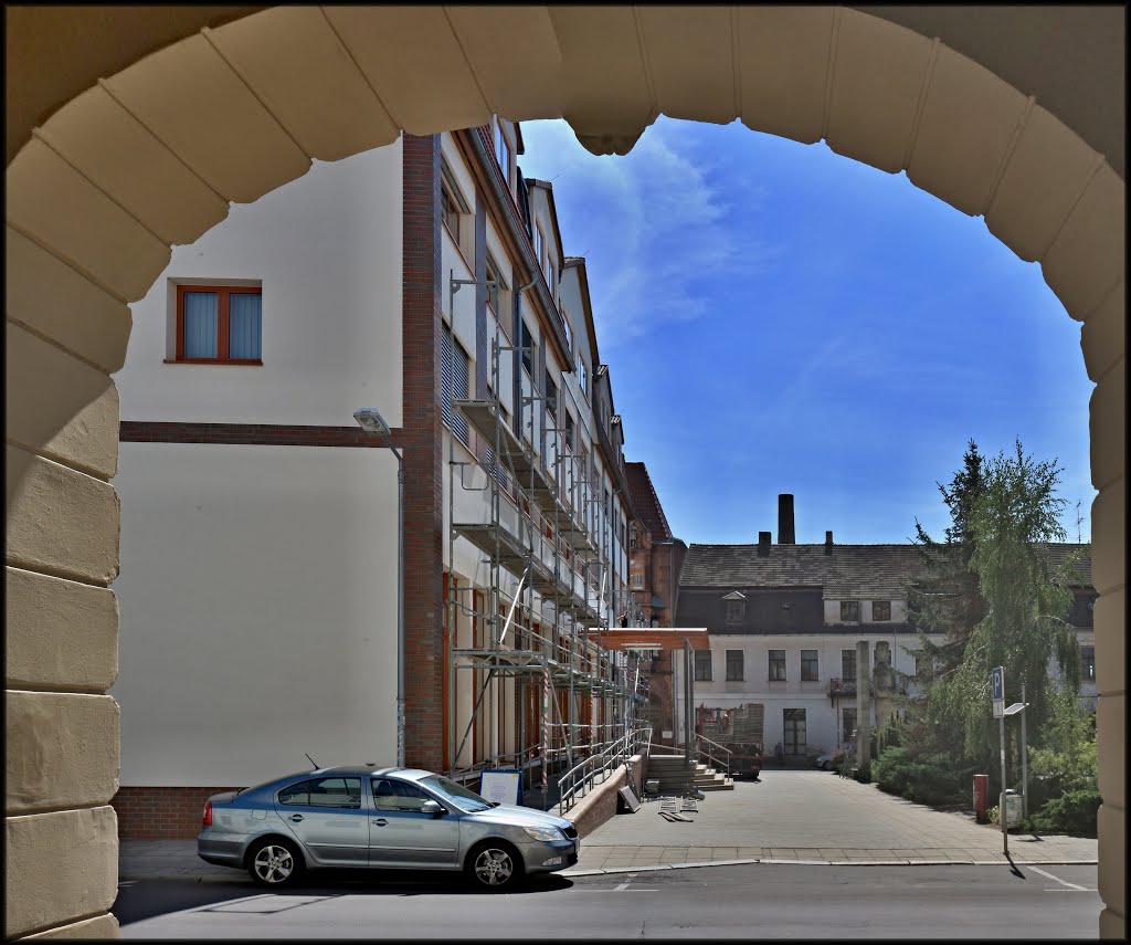 Burg bei Magdeburg. Blick auf das Volksbankgebäude. by Der Burger JL