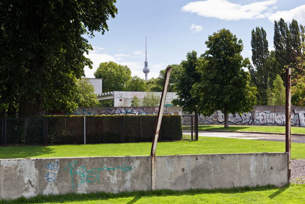 Mur i Fernsehturm by Cacus Krupka