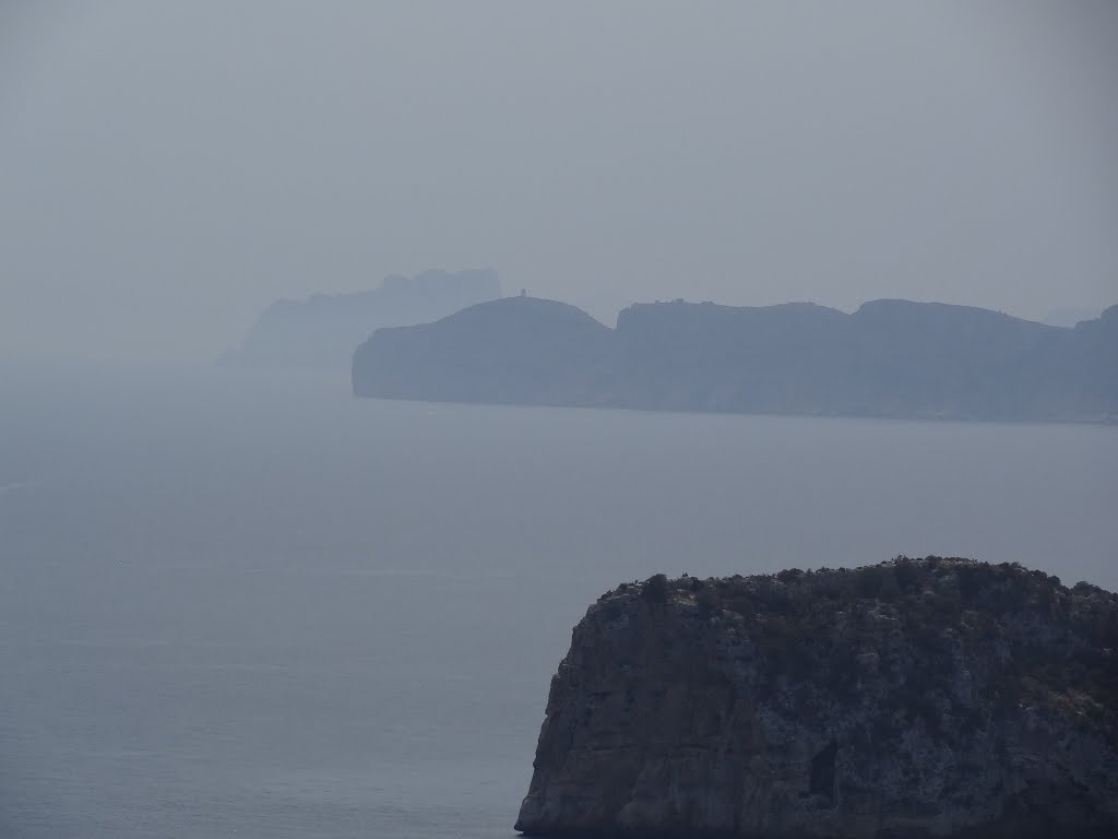 Vista al sud des d'el Cap de la Nau. Xàbia. by Enric Ybars