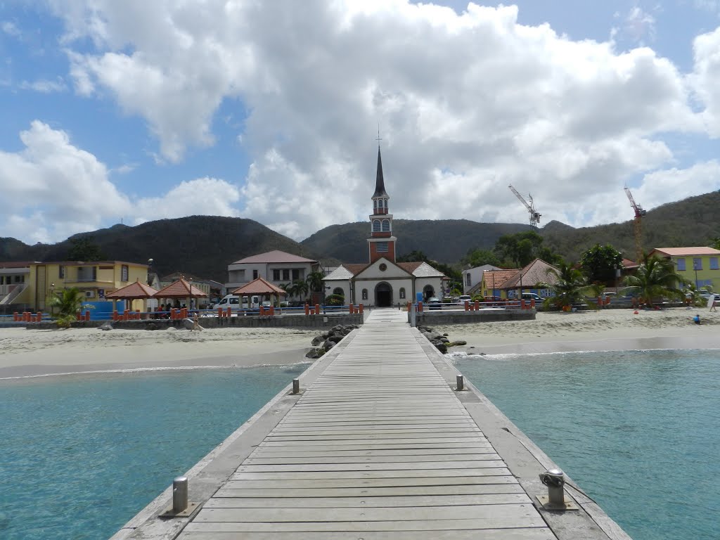 Anse d'Arlet et son ponton et l'église by Xavier Lolliot