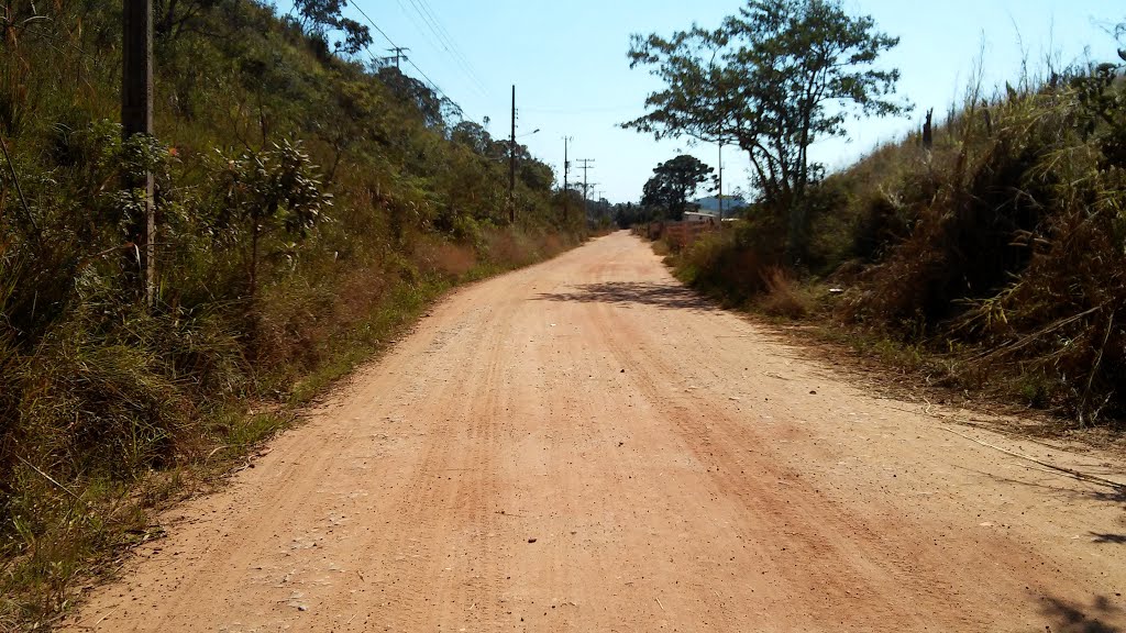 Trecho do antigo leito da EFCB, Hermillo Alves – Carandaí by Robson Ferreira