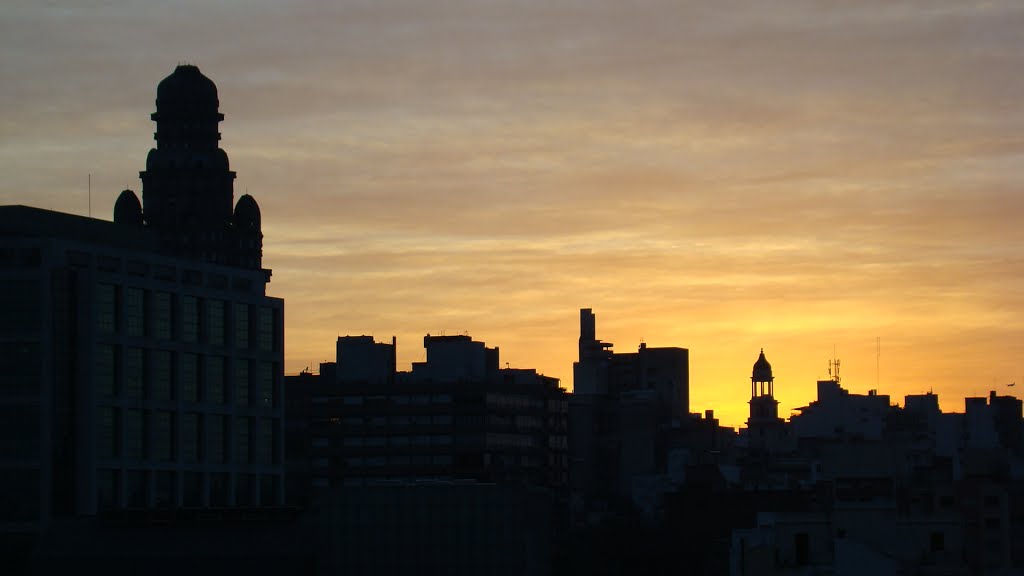 Amanhecer sobre Ciudad Vieja - Montevideo - Uruguai by Elton Silveira