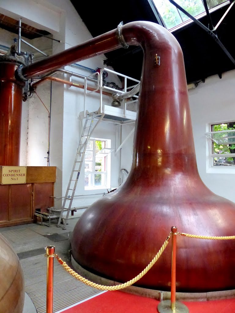 Royaume-Uni, l'Ecosse à Pitlochry, l'alambique et condenseur pour la distillation chez Bell'S by Roger Narbonne