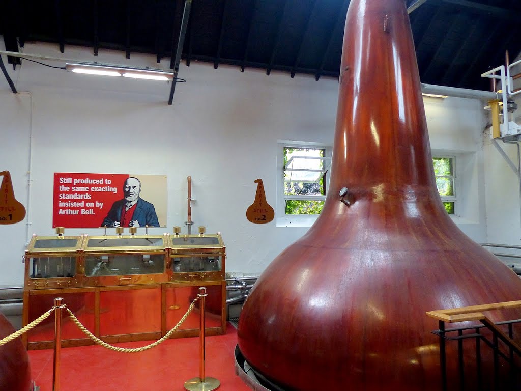 Royaume-Uni, l'Ecosse à Pitlochry, la blanche à la sortie des alambiques de distillation chez Bell'S by Roger Narbonne