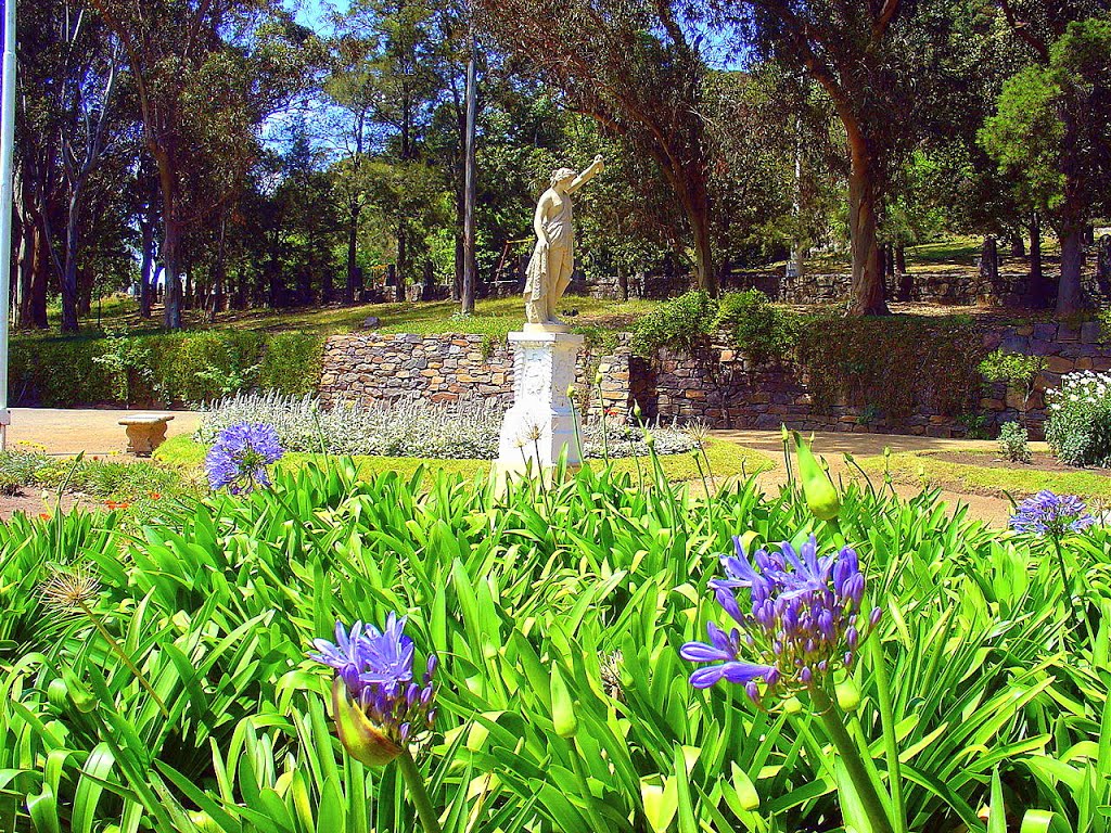 Provincia de Buenos Aires - Tandil - Jardín en inmediaciones del Parque Independencia - ecm by eliseo c. martínez