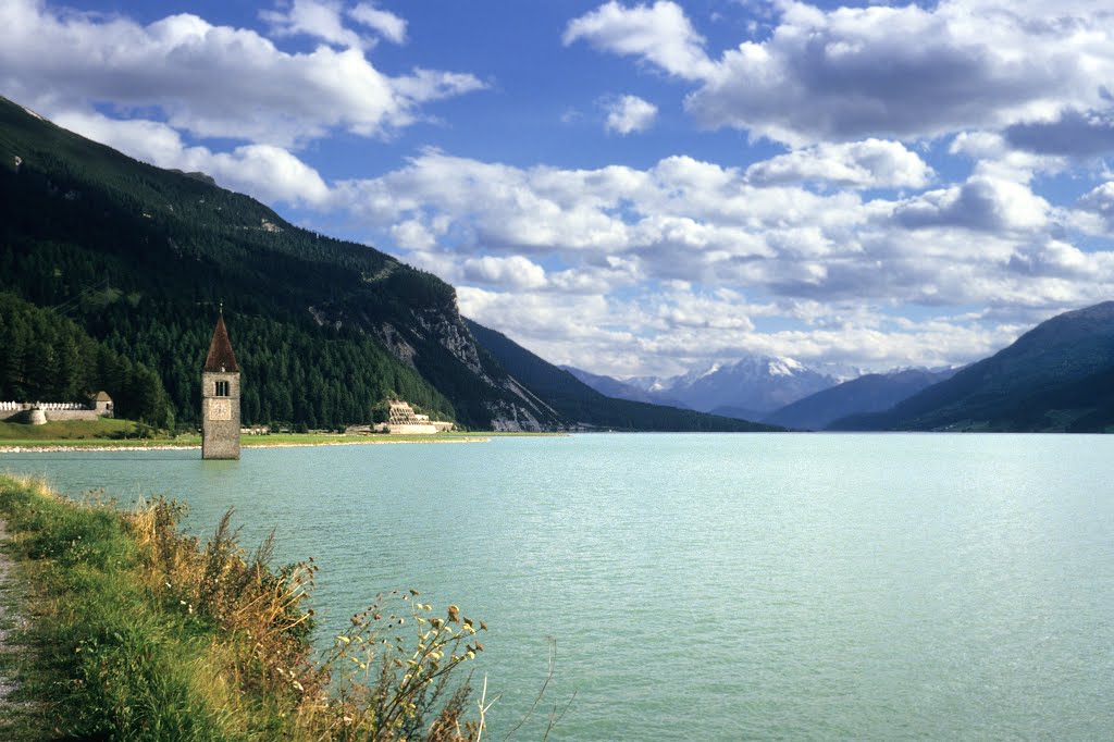 Reschensee mit Kirchturm von St. Katharina im versunkenen Alt-Graun; Graun im Vinschgau (9/87) by Joachim Kurze