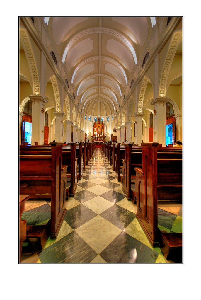 Interior de la Catedral de San Pedro by Osvaldo Carbuccia