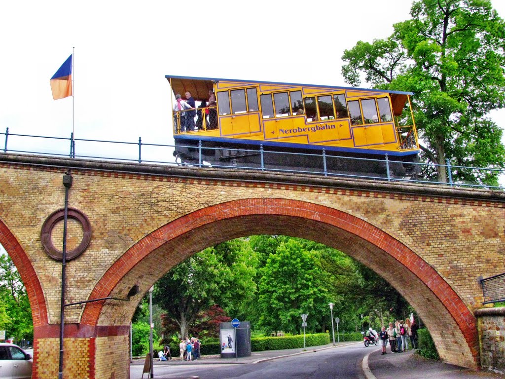 Nerobergbahn auf dem Viadukt by Schwabendude