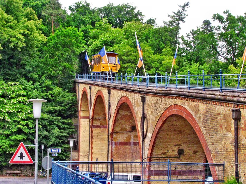 Nerobergbahn auf dem Viadukt by Schwabendude