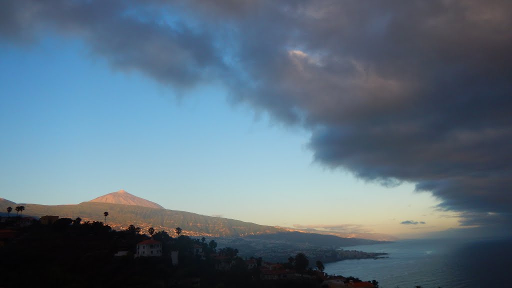 38390 La Quinta, Santa Cruz de Tenerife, Spain by Rafał Kucharczuk