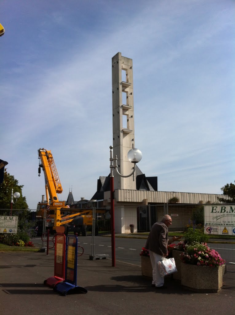 L'église de Montreuil-Juigné privée de ses cloches et bientôt de son clocher campanile by Monnier Lucette