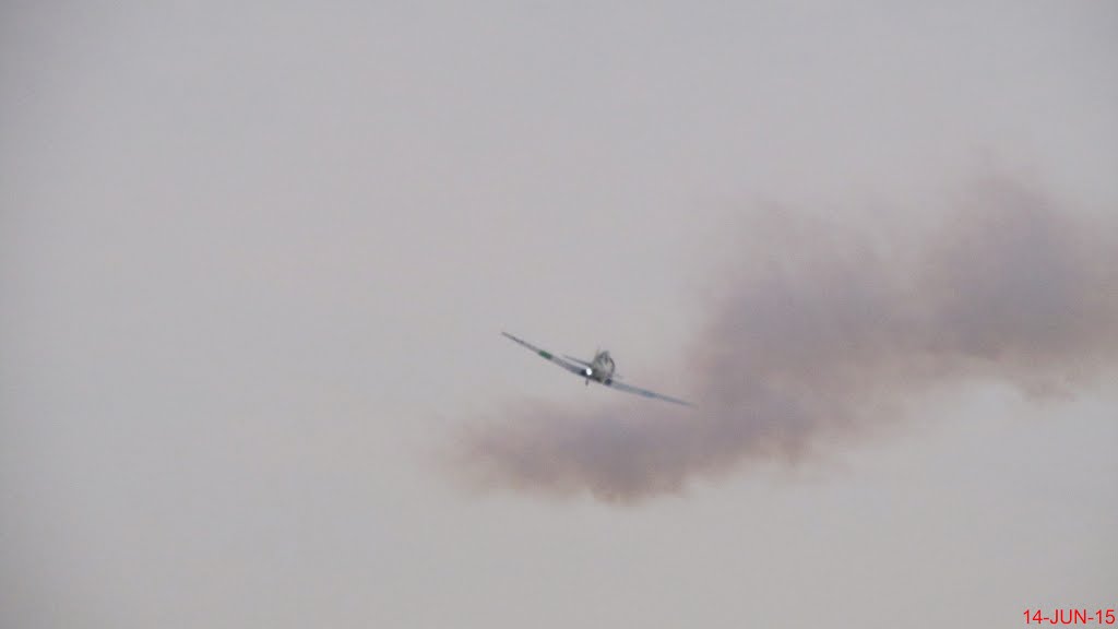 Entardecer no Aeroclube de Bauru no final do Arraiá Aéreo. Uma das estrelas do Arraiá Aéreo 2015, o North American T-6G (PR-TIK) fazendo acrobacias na revoada de despedida do grande evento aéreo que reuniu civismo, educação, cidadania, ciência e tecnologia. O Arraiá Aéreo foi uma mistura de Festa Junina com Evento Aéreo que reuniu mais de 40.000 pessoas no Aeroclube de Bauru. by MARCO AURÉLIO ESPARZ…