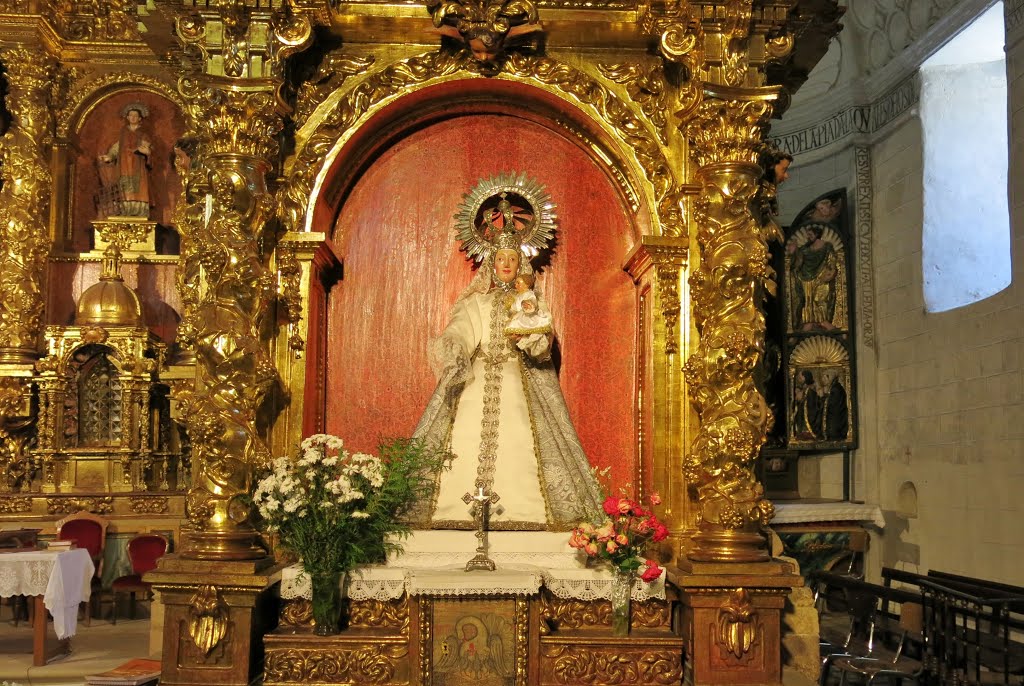 Segovia, San Lorenzo, Seitenaltar, Maria im Festgewand und Strahlenkranz, mit Jesusfigur by Günther Bogensberger