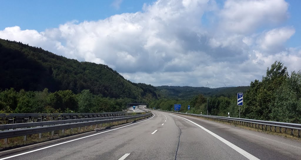 Auf der Autobahn A62 Richtung Trier by StraßenBilder