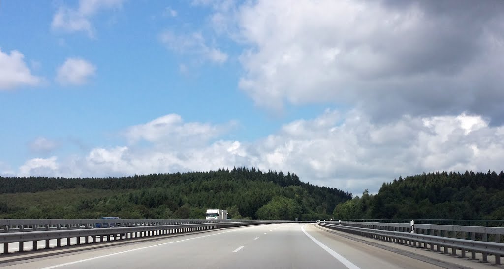 Auf der Autobahn A1 Richtung Trier by StraßenBilder