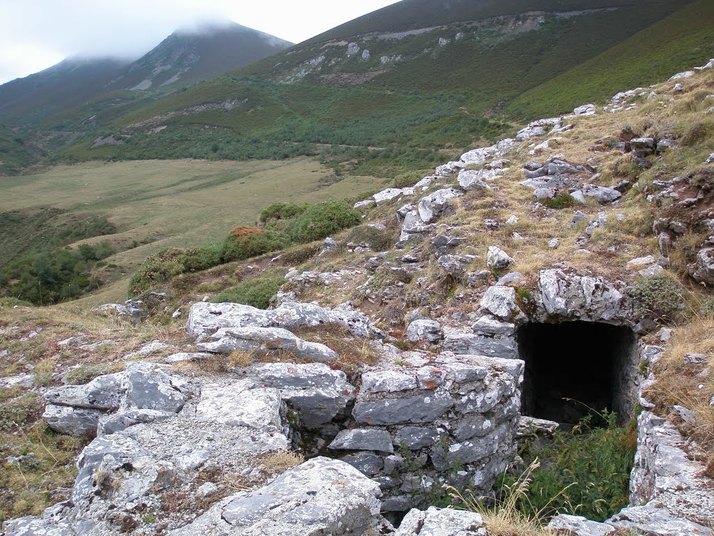 Puerto de Piedrafita (León) - Trinchera de la Guerra Civil by tunnel