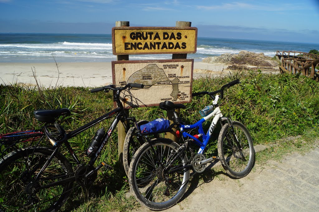 Praia da Gruta das Encantadas - Ilha do Mel - PR by Andre Pimentel