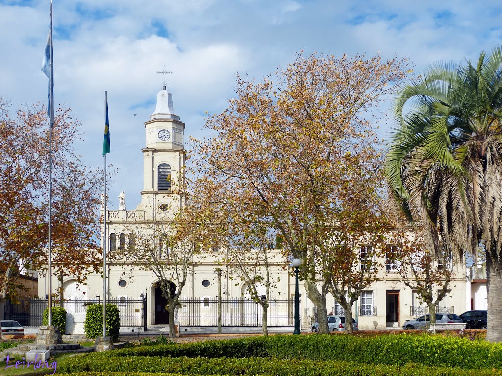 Iglesia San Antonio de Padua desde la plaza - San Antonio de Areco, Buenos Aires by Gabriel Hernan (Leir…