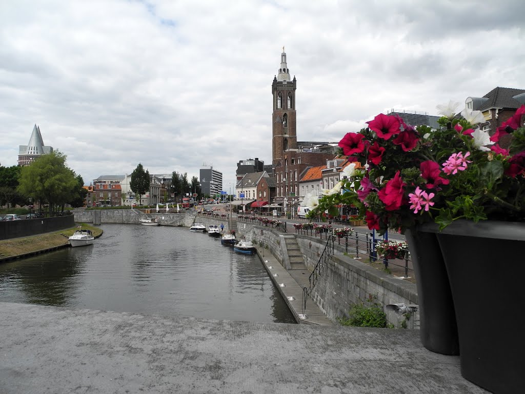 Roermond, Kathedraal (vanaf de Oude Brug) by J.G. Nuijten