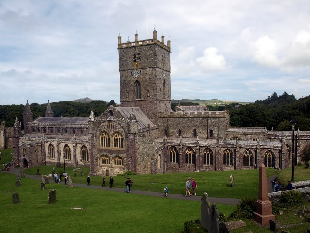 St. David's cathedral, Pembrokeshire by Andrew-k