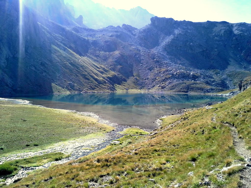 Reflets ensoleillés, Lac Premier (THIEU) by Provensal Mathieu