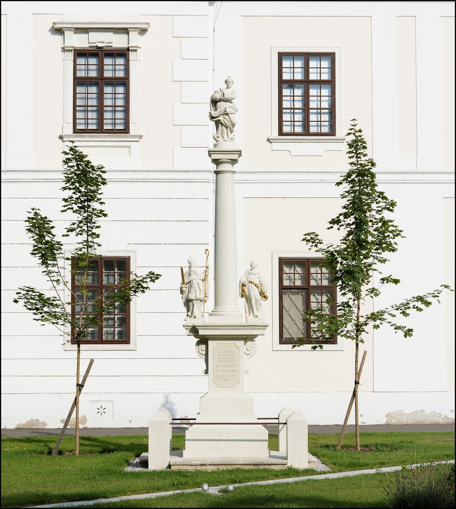 Mariensäule in Margarethen am Moos by Robert Heilinger