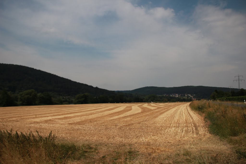 Großheubach, Deutschland, ein abgeerntetes Getreidefeld am Main zwischen Großheubach und Laudenbach, Anfang August 2015 by kdh865