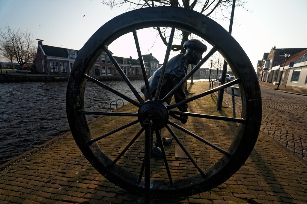 Sneek - Kleine Palen - View SW - Statue: Touwslager 2003 by Frans Ram by txllxt TxllxT