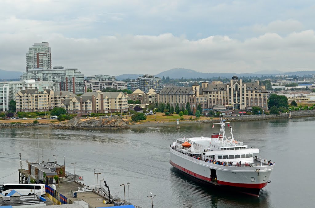 Victoria - Ferry arrival by Richard Forster