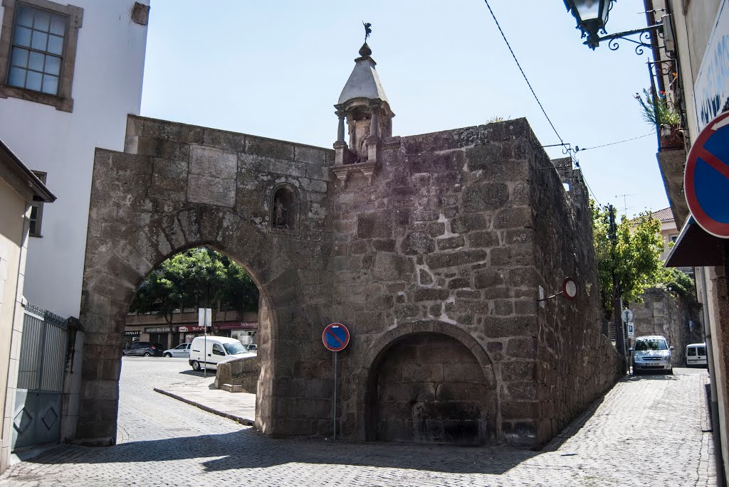 Porta dos Cavaleiros by A. Paulo C. M.Olivei…