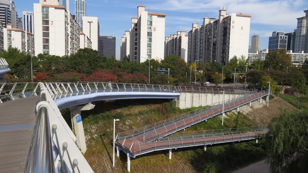 Saetgang Pedestrian Bridge to Yeouido Island by jim “jimboy” boy