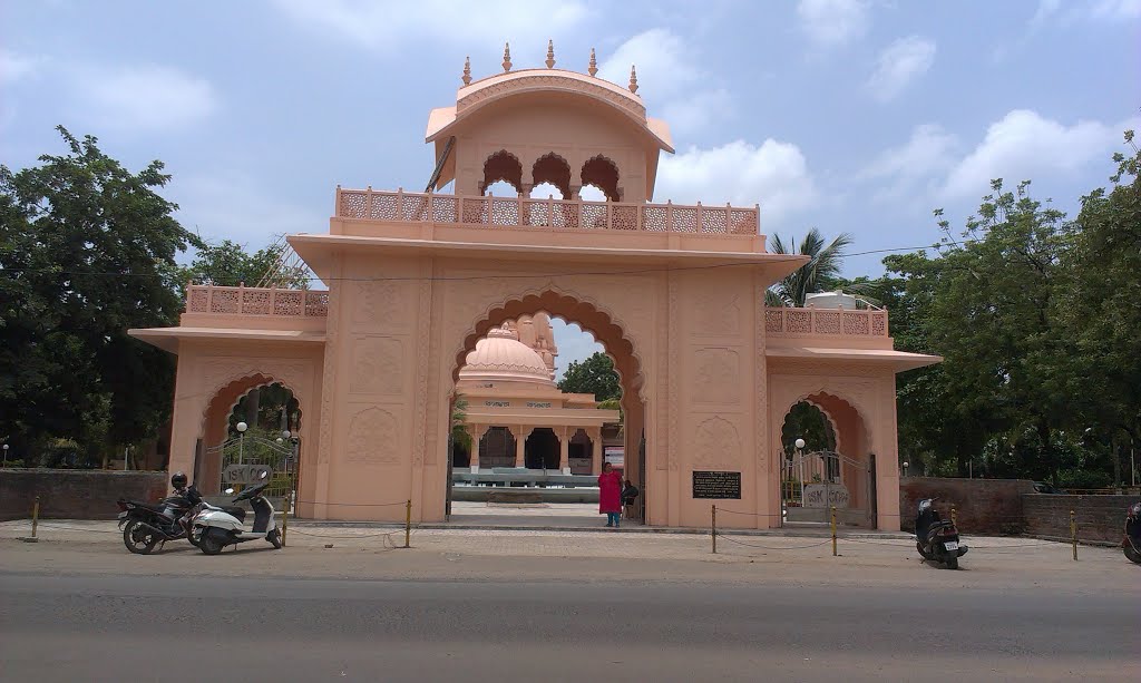 ISKCON Temple Entrance, Vadodara by Krutibas Panda