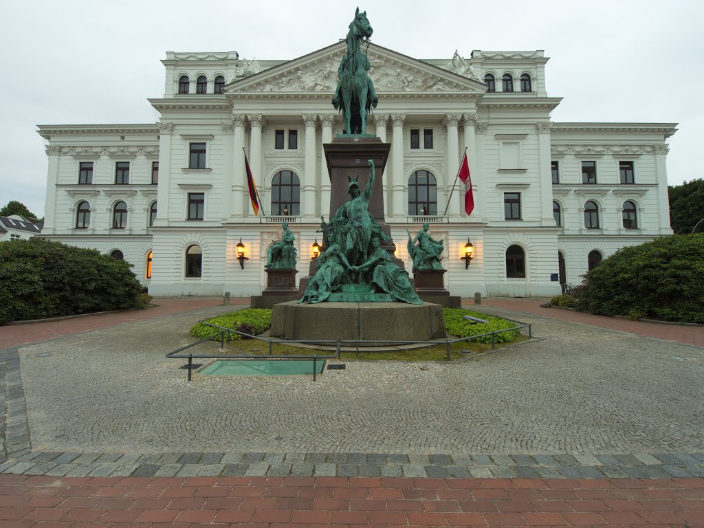 Altona Rathaus 02,jpg by Torsten Schlüter