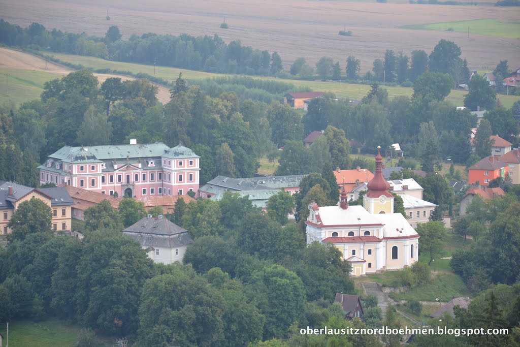 Blick zum Schloss und zur Kirche in Sloup by Robert Knothe