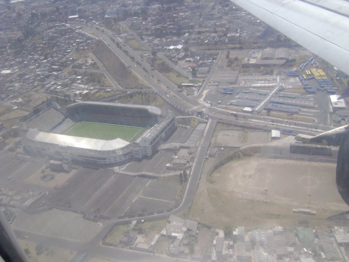 Estadio de la LDUQ by KWPB