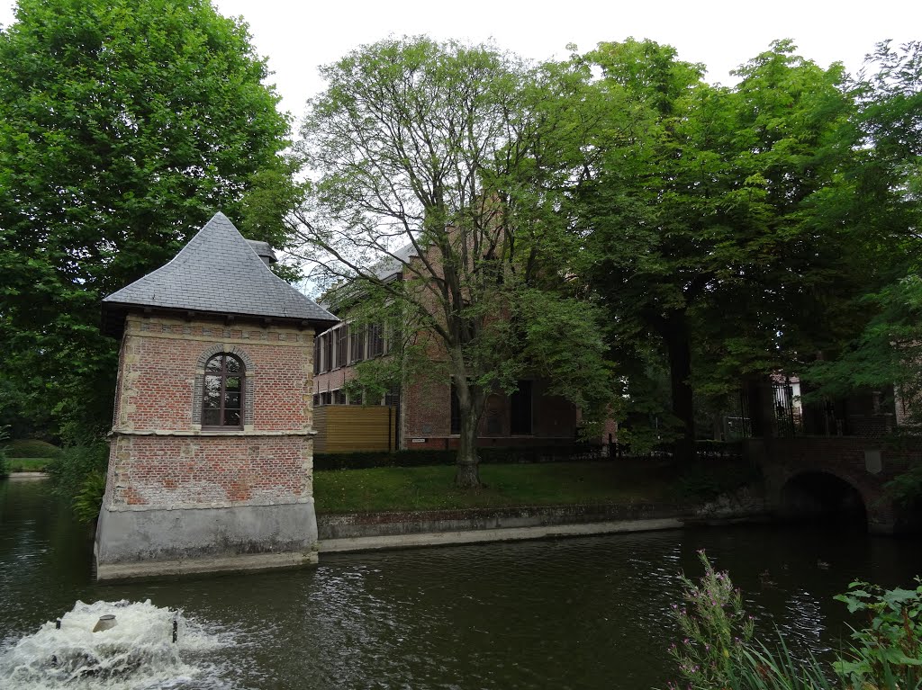 Zuidelijke vleugel Walburgkasteel Sint-Niklaas by Pascal Van Acker