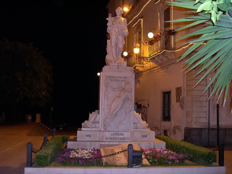 Giardini Naxos monumento ai caduti by Pietro Rapisarda