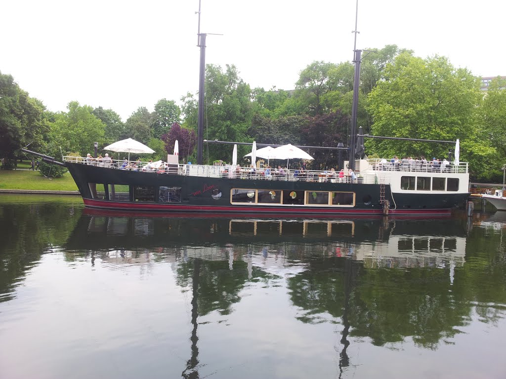 Van Loon im Urbanhafen by marhas marhas