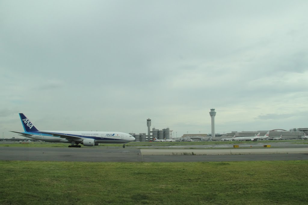 Itami airport by Igor Mohoric Bonca