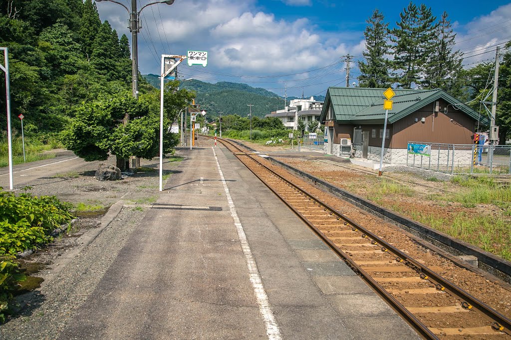 古口駅ホームと駅舎 JR陸羽西線（奥の細道最上川ライン）　山形県戸沢村 by 犬山にゃん太郎