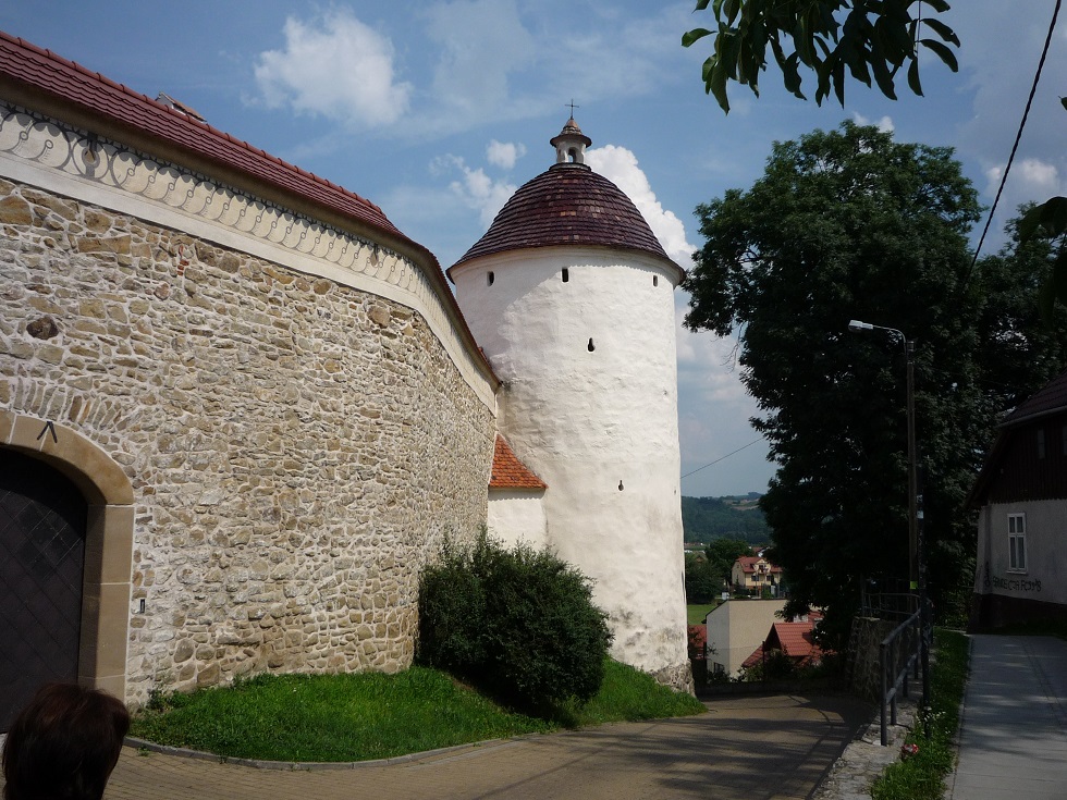 Stary Sącz. Mury klasztoru ss.Klarysek z basztą obronną. by Piotr Golonka