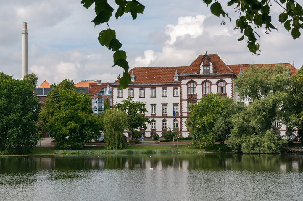 Kiel, Blick über den westlichen Kleinen Kiel zum Justizministerium by ddomdey