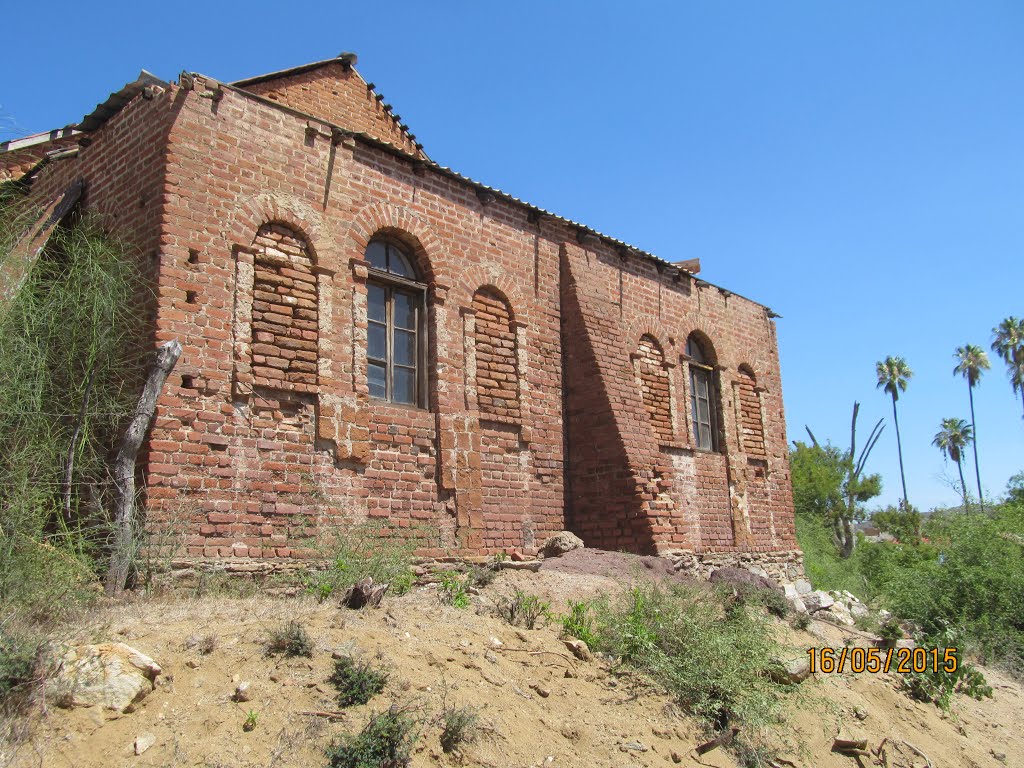 Parte trasera de la iglesia de El Triunfo by Huldérigo Rodríguez